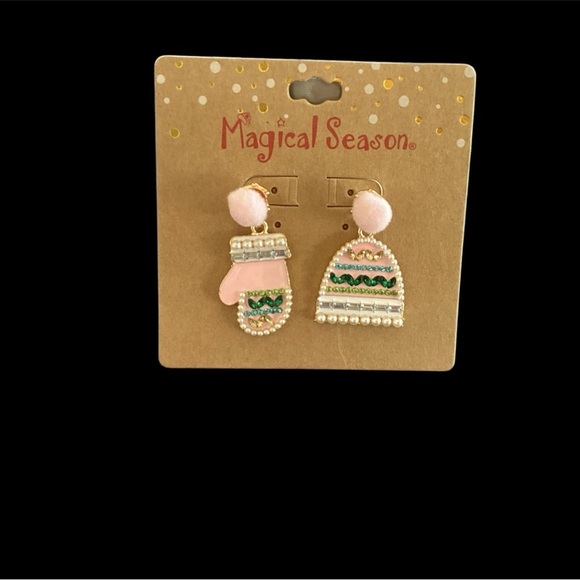 MAGICAL SEASON ADORABLE WINTER EARRINGS, HAT AND GLOVE POST EARRINGS. GIFT - Picture 1 of 2